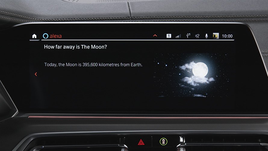 Atualização remota de software da BMW por meio do Amazon Alexa Car Integration Close-up do sistema de navegação exibindo a atualização remota de software da BMW por meio do Amazon Alexa Car Integration
