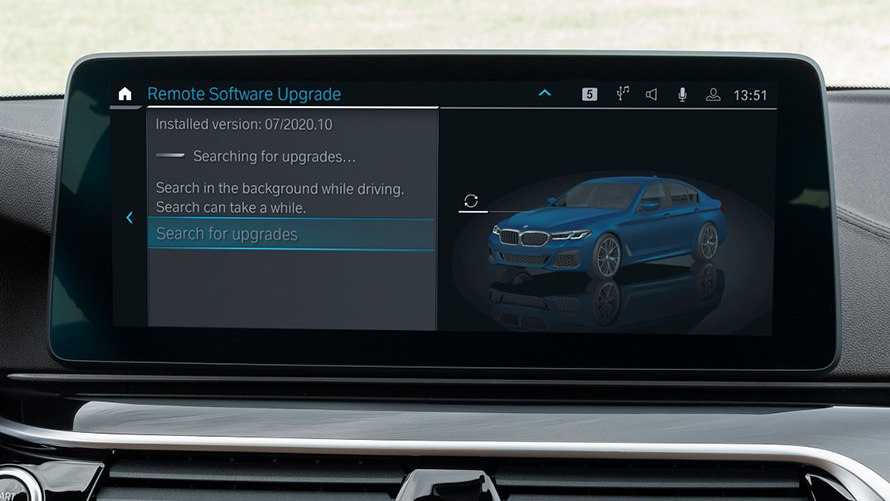 Sistema de navegação BMW, exibindo a Atualização Remota de Software Close-up do sistema de navegação BMW, exibindo a Atualização Remota de Software
