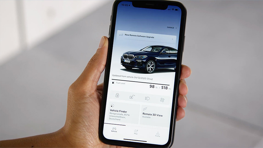 Smartphone em mãos, mostrando o aplicativo My BMW App Atualização Remota de Software, tendo o Smartphone em mãos, e mostrando o aplicativo My BMW App