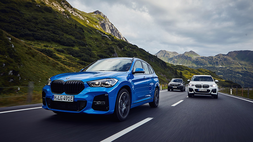 Remote Software Upgrade aviso de saída involuntária de faixa  Remote Software Upgrade Um BMW ultrapassando outro BMW