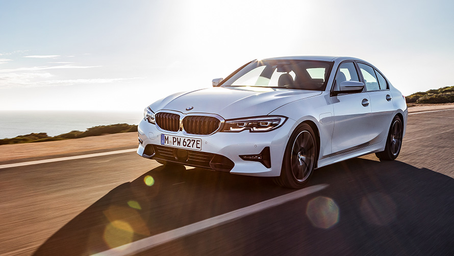 Remote Software Upgrade aviso de saída involuntária de faixa Remote Software Upgrade Um BMW em uma estrada rural