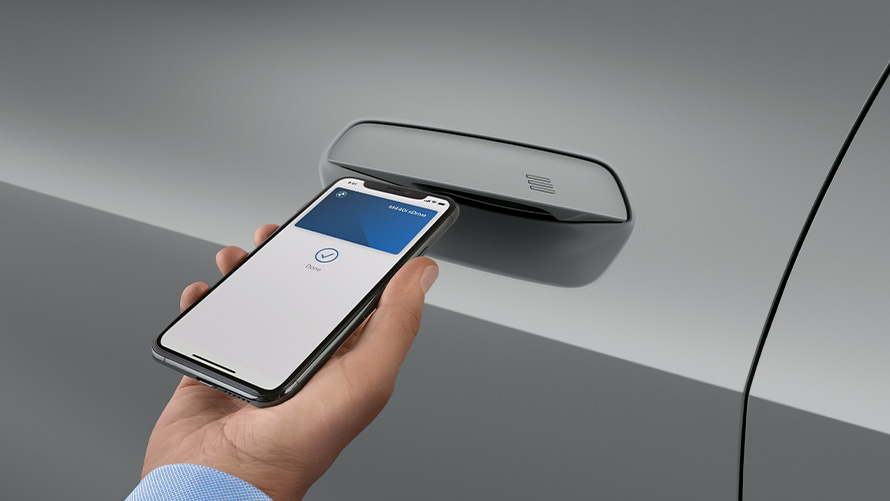 Um smartphone na frente da porta do carro realizando a ação de destravamento