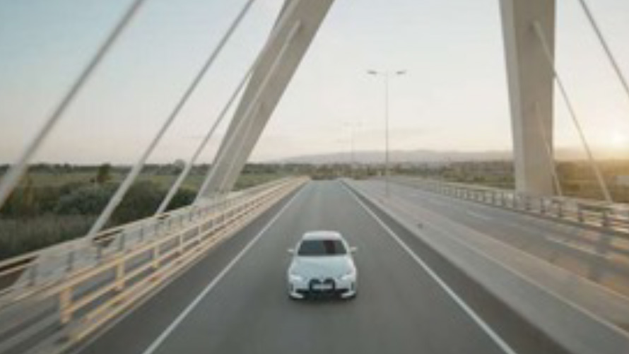 BMW IconicSounds Electric, um BMW sobre uma ponte BMW IconicSounds Electric, um BMW dirigindo sobre uma ponte