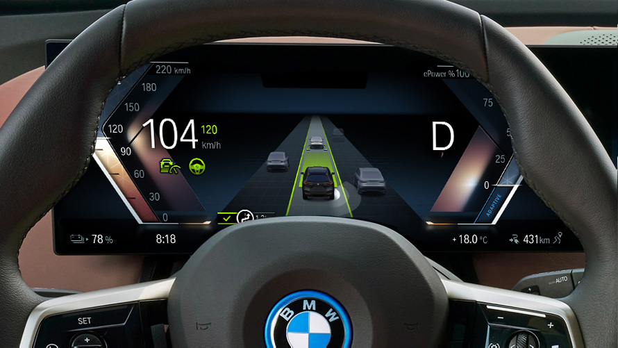 Display de instrumentos com o Lane Departure Warning. Display de instrumentos com o Lane Departure Warning do ponto de vista do motorista, em close-up.
