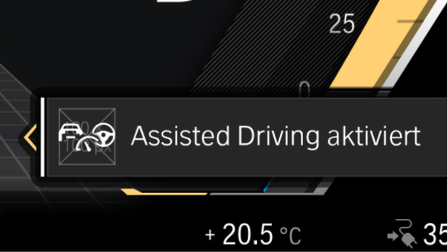 Texto Notifications Assisted Driving. Vista em close-up do texto Notifications Assisted Driving, do ponto de vista do motorista.