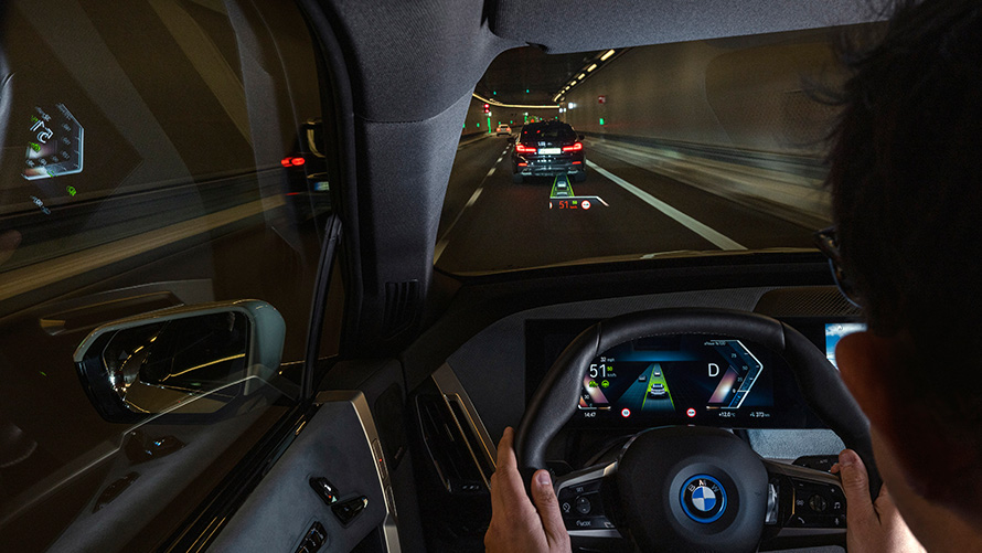 A Central de Atualização do Remote Software exibe a situação ao dirigir, auxiliado pelo Assistente de Visão ao Dirigir.