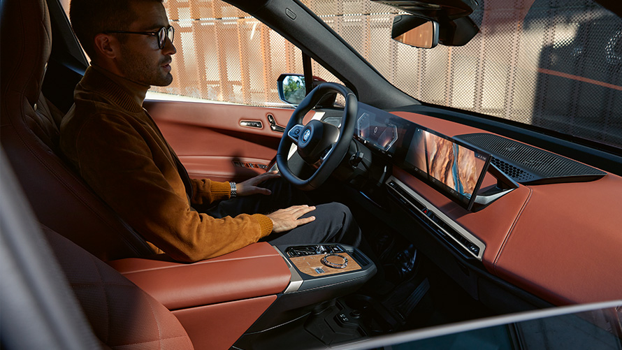 Homem no veículo olhando para o Display Central de Informações.