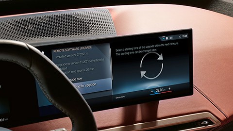Close-up do Curved Display BMW iX Atualização remota de software em Close-up do Curved Display BMW iX