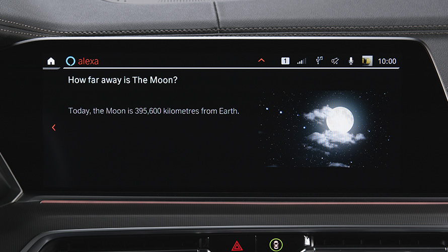 Atualização remota de software BMW e Integração com o Amazon Alexa Car Atualização remota de software BMW e close-up do sistema de navegação Amazon Alexa Car Integration