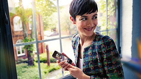 Perguntas Frequentes, BMW ConnectedDrive  BMW ConnectedDrive, Perguntas Frequentes, perguntas frequentes, mulher com smartphone à janela