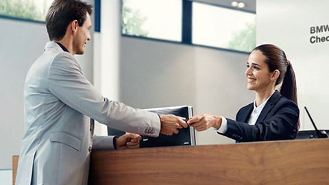 BMW ConnectedDrive, Atendimento ao Cliente BMW, Um funcionário da BMW aconselhando um cliente