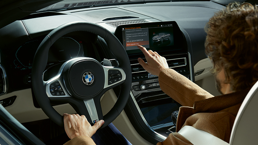 Controle de Cruzeiro Ativo sendo configurado por pessoa no interior de seu BMW Controle de Cruzeiro Ativo sendo configurado por pessoa no interior de seu BMW