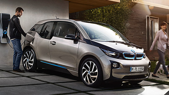 BMW i3 cinza, visão frontal de três quartos BMW i3 cinza, visão frontal de três quartos