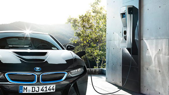 BMW i8 sendo carregado por carregador de parede BMW i8 sendo carregado por carregador de parede