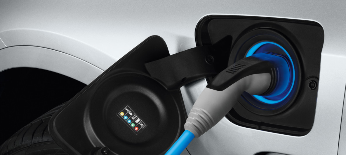 BMW elétrico sendo carregado por cabo conectado BMW elétrico sendo carregado por cabo conectado