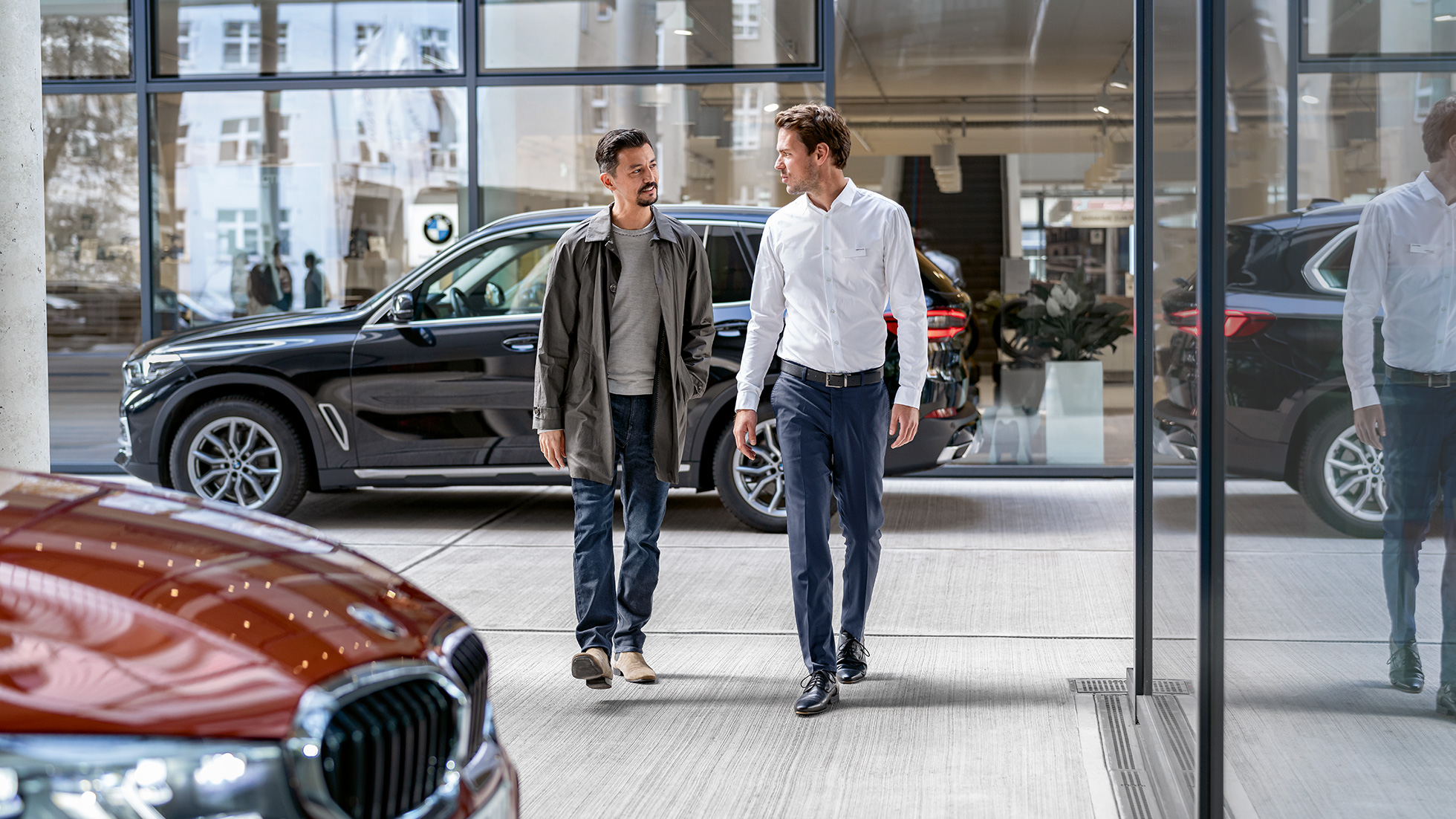 BMW Serviço de Excelência Concessionário autorizado da BMW atende cliente e seu BMW.