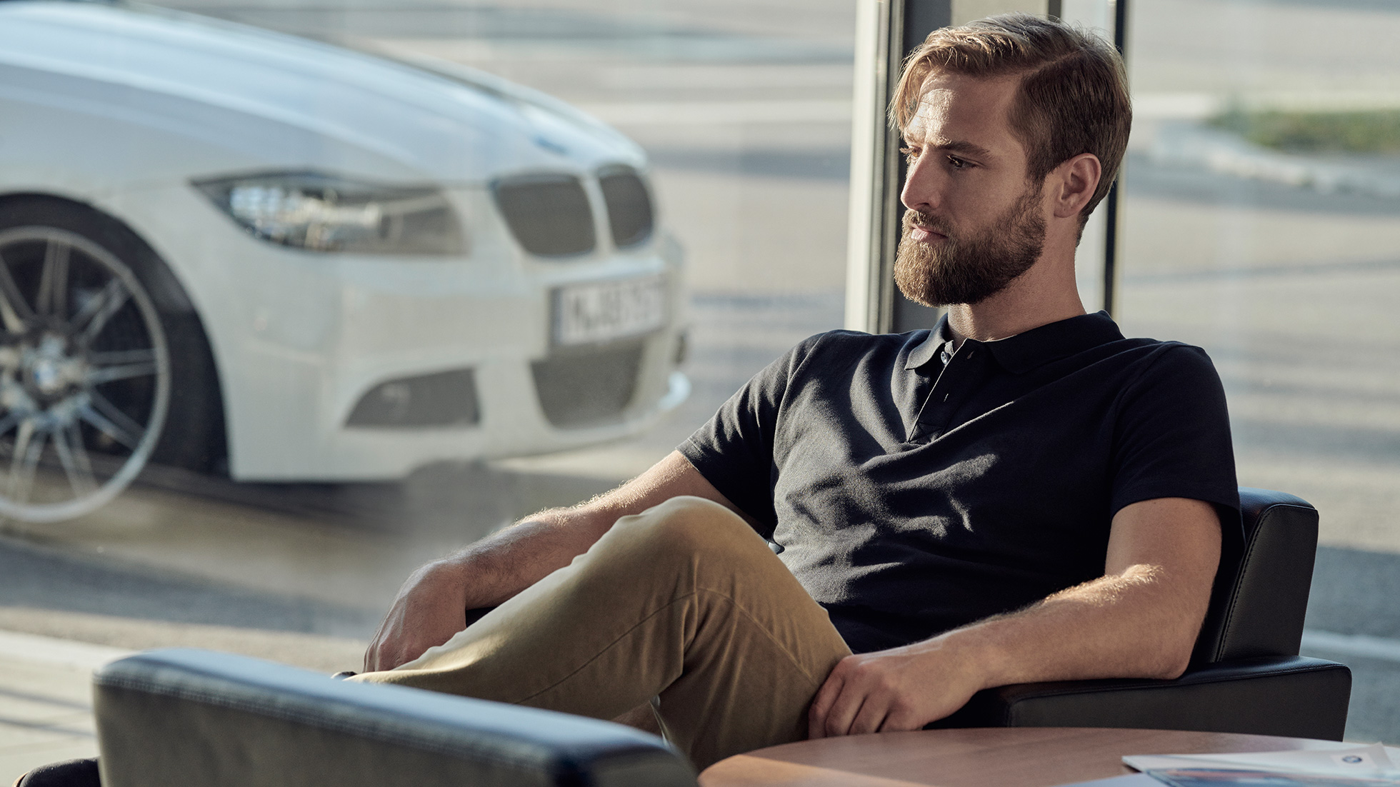 BMW Service, BMW Service Inclusive BMW Service, BMW Service Inclusive, exibindo um homem confortavelmente sentado num Concessionário BMW