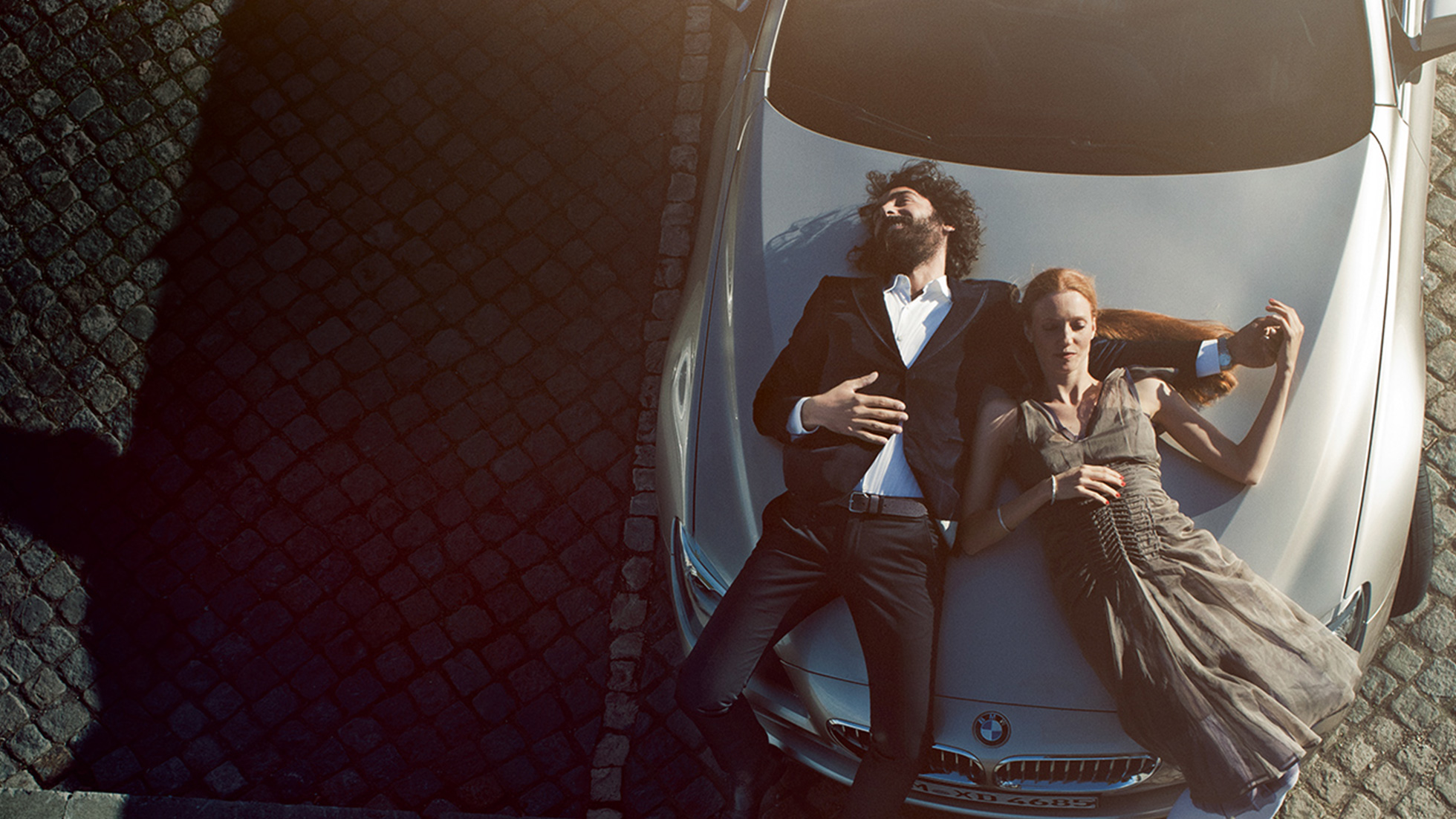 BMW Service, Óleo Original BMW BMW Services, óleo Original para veículos BMW, exibindo um homem e uma mulher deitados relaxadamente em cima do capô de um BMW.
