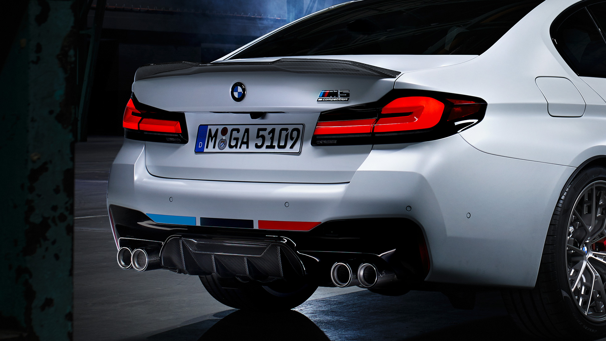 BMW M5, vista traseira 3/4 Peças BMW M Performance, BMW M5, vista traseira 3/4