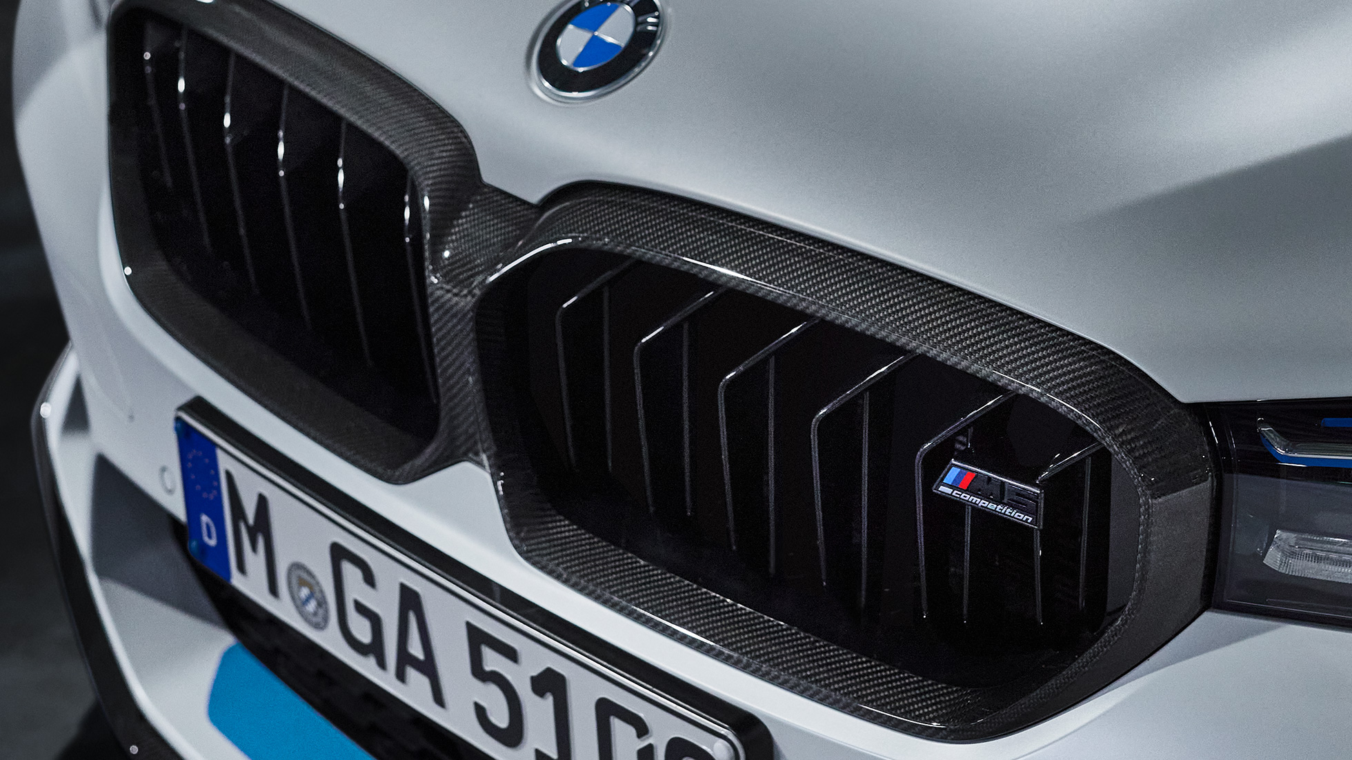 Grade curva dupla M Performance em fibra de carbono, close-up Peças BMW M Performance, grade curva M Performance em fibra de carbono, close-up