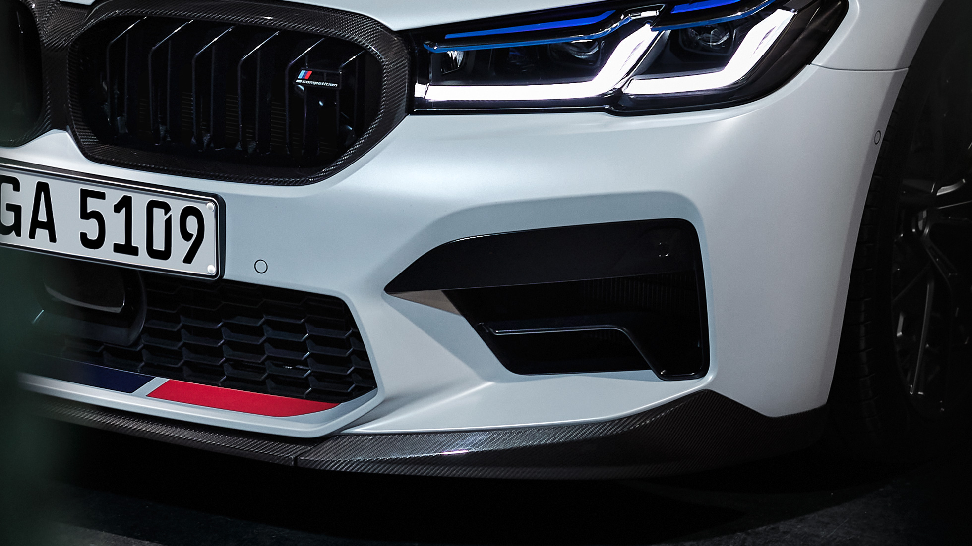 Splitter dianteiro M Performance em fibra de carbono, close-up Peças BMW M Performance, splitter dianteiro M Performance em fibra de carbono, close-up