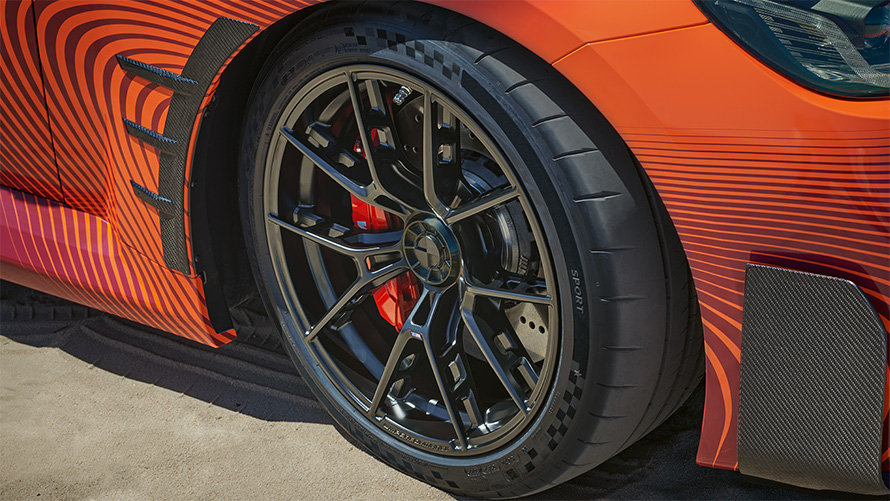 BMW M2 Cupê G87, Peças BMW M Performance, vista traseira 3/4, com o veículo estacionário.