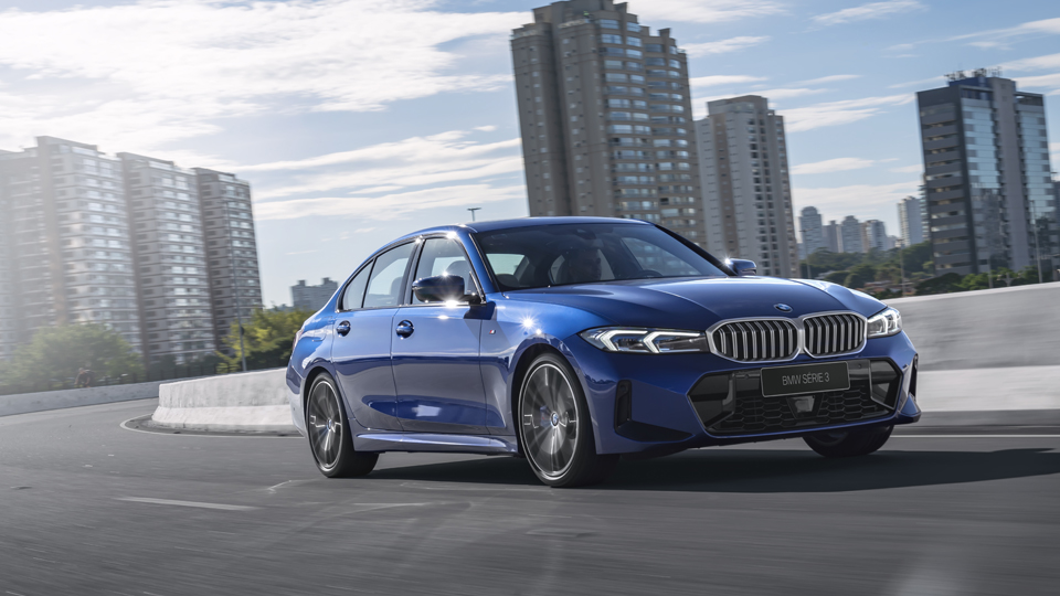 BMW Serie 3 Premium Selection fazendo curva em pista. BMW Serie 3 Premium Selection fazendo curva em pista.