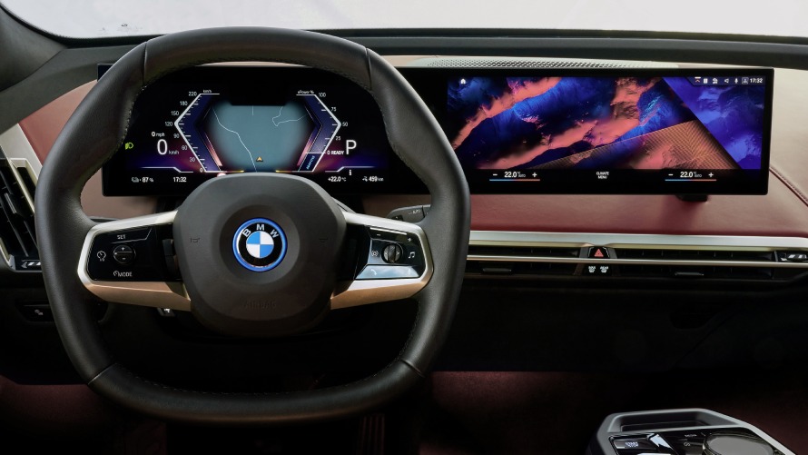 A sustentabilidade do SUV elétrico BMW iX xDrive50 i20 SUV elétrico BMW iX xDrive50 i20 2021, dirigindo em estradas ao longo da costa, com sustentabilidade