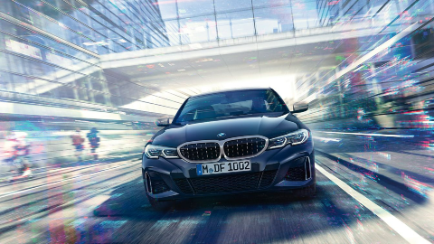 Visão frontal do BMW M340i xDrive Sedan  BMW M340i xDrive Sedan G20 em preto safira metálico, visão frontal durante a condução do veículo