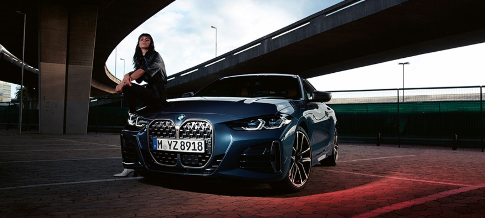 Vista traseira 3/4 do BMW M440i xDrive Coupé, G22, 2020 Vista traseira 3/4 do BMW M440i xDrive Coupé, com exterior na tonalidade Dravite Grey metálico, G22, 2020