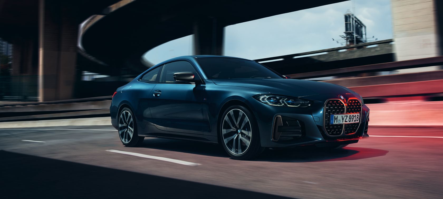 Vista frontal 3/4 do MW M440i xDrive Coupé, G22, 2020 Vista frontal 3/4 BMW M440i xDrive Coupé, G22, 2020, com exterior na tonalidade Dravite Grey metálico.