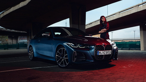 Vista frontal 3/4 do MW M440i xDrive Coupé, G22, 2020 Vista frontal 3/4 BMW M440i xDrive Coupé, G22, 2020, com exterior na tonalidade Dravite Grey metálico.