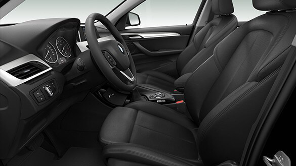 Interior do BMW X1 2020 com design em cor preta com detalhes em cinza, visão lateral Interior do BMW X1 2020 com design em cor preta com detalhes em cinza, visão lateral