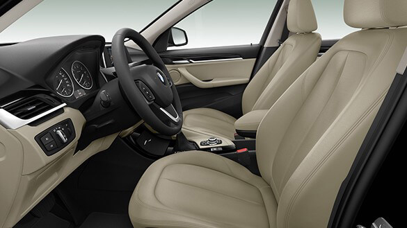 Interior do BMW X1 2020 com design em cor clara com detalhes em cinza e preto, visão lateral Interior do BMW X1 2020 com design em cor clara com detalhes em cinza e preto, visão lateral
