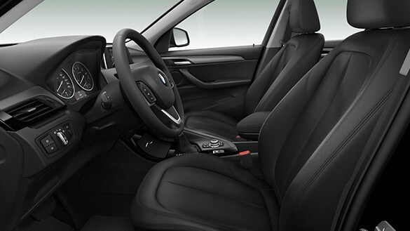 Interior do BMW X1 2020 com design em cor preta com detalhes em cinza, visão lateral Interior do BMW X1 2020 com design em cor preta com detalhes em cinza, visão lateral