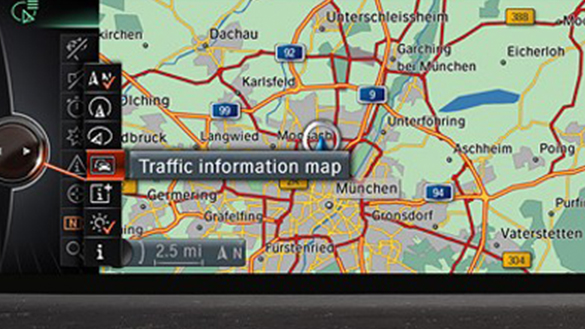 Sistema de navegação do BMW X1 2020 e 2021 mostrando mapa com cidades e estradas próximas Sistema de navegação do BMW X1 2020 e 2021 mostrando mapa com cidades e estradas próximas