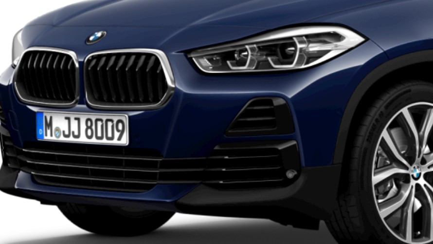 Detalhes da dianteira do BMW X2 2020, visão frontal de três quartos Detalhes da dianteira do BMW X2 2020, visão frontal de três quartos