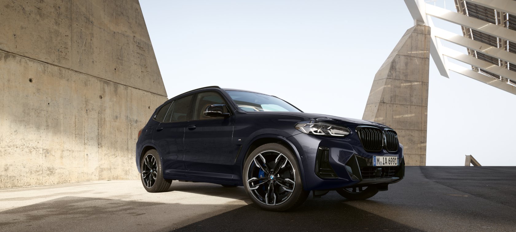 Vista frontal 3/4 do BMW X3 G01 2021 em Sophisto Grey na frente de um hangar 