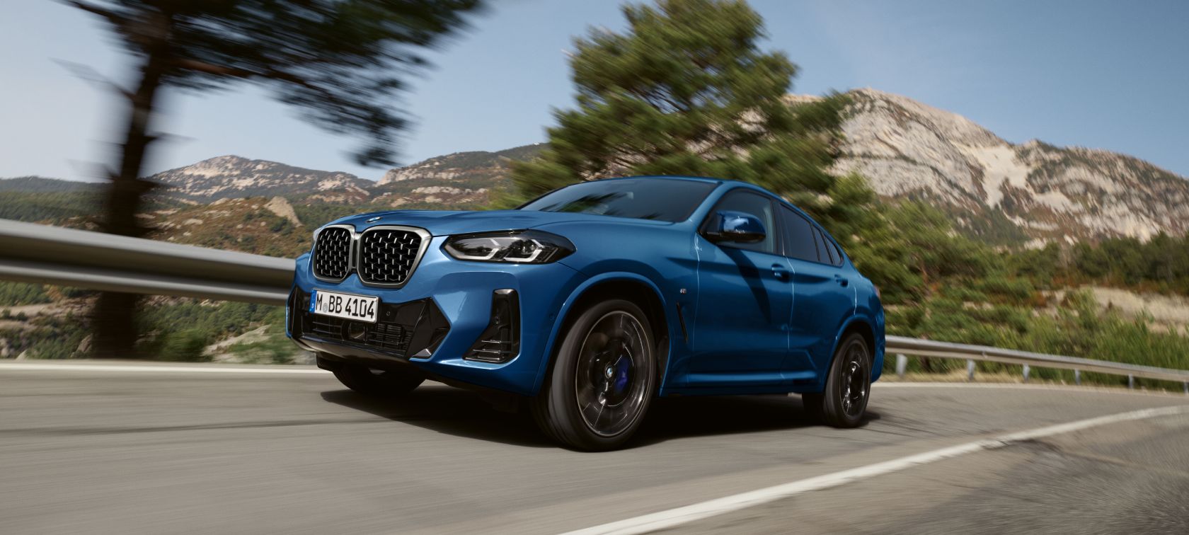 Vista traseira 3/4 do BMW X4 G02 2021 em Brooklyn Grey dirigindo, Financial Services 