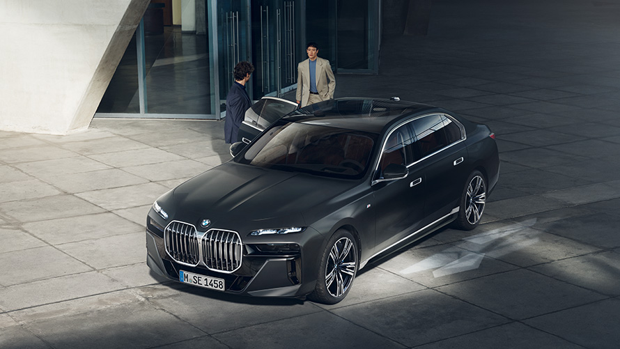 Veículos de vendas diplomáticas da BMW para diplomatas Veículos de vendas diplomáticas da BMW para diplomatas BMW estacionando em frente a um prédio