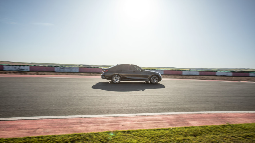 Foto de um BMW na pista