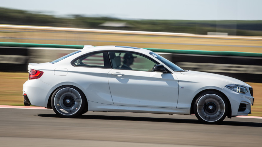 Foto de um BMW na pista