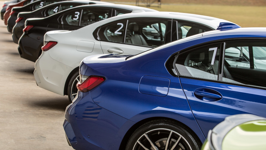 Foto de um BMW na pista