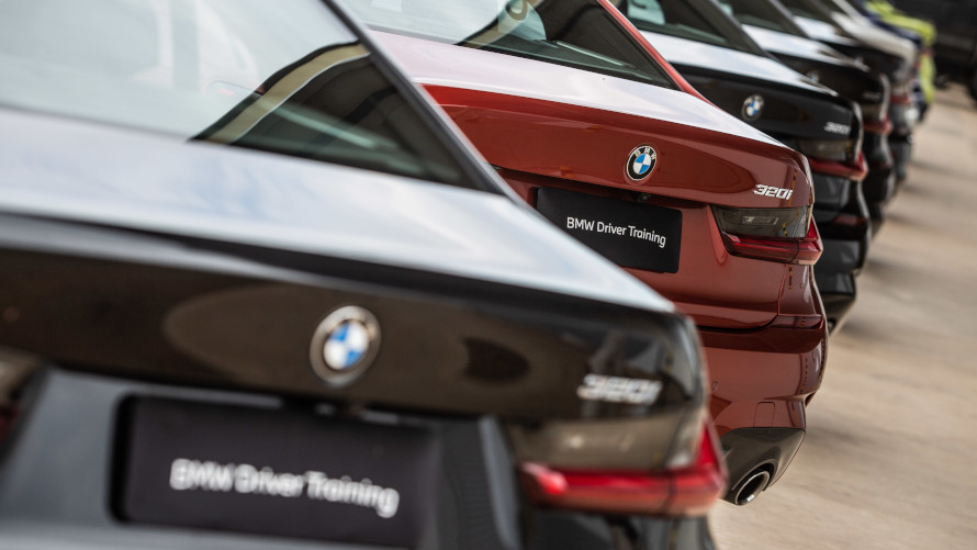 Foto de um BMW na pista