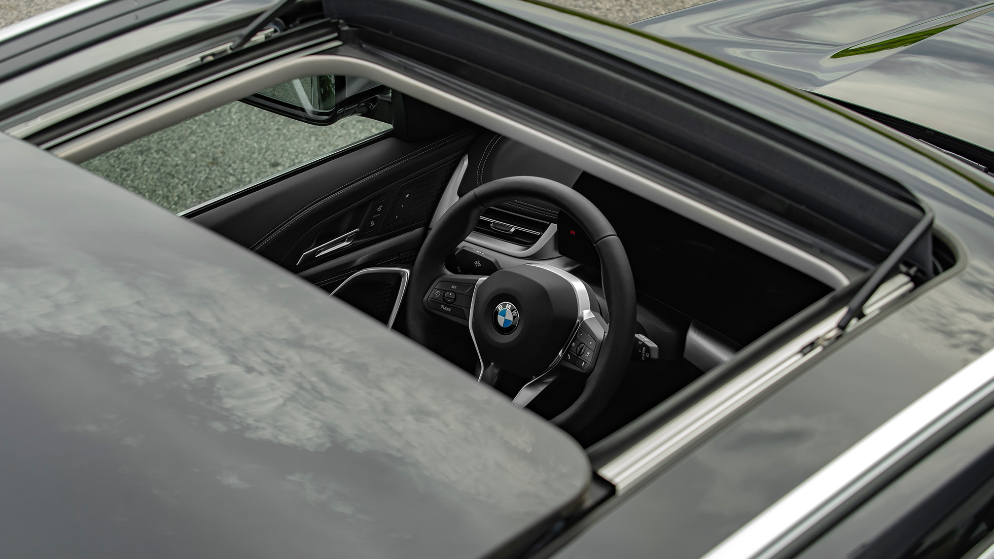 Volante e teto solar do BMW X1. 