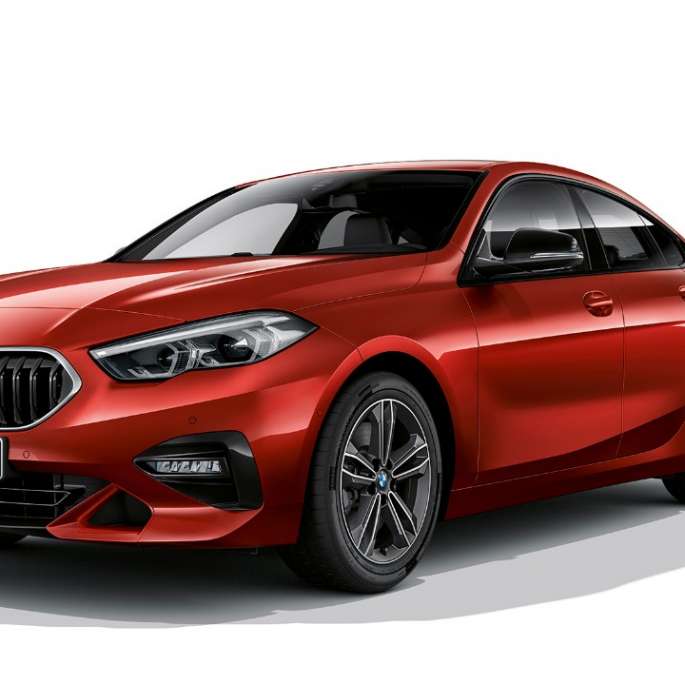 Grade do BMW com armação da grade em cromo BMW Série 2 Gran CoupéModelo “Sport Line” em Vermelho MelbourneF44 visão lateral de três quartos