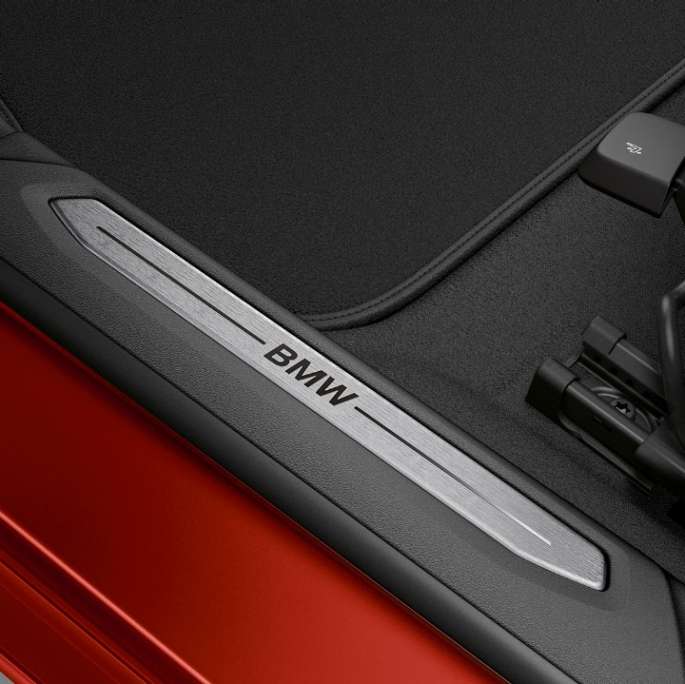 Acabamento das soleiras das portasBMW Série 2 Gran CoupéModelo Sport Line em Vermelho MelbourneF44 interior