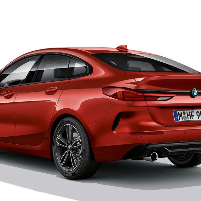 Shadow Line brilhante da linha BMW Individual BMW Série 2 Gran CoupéModelo Sport Line em Vermelho MelbourneF44 visão traseira de três quartos