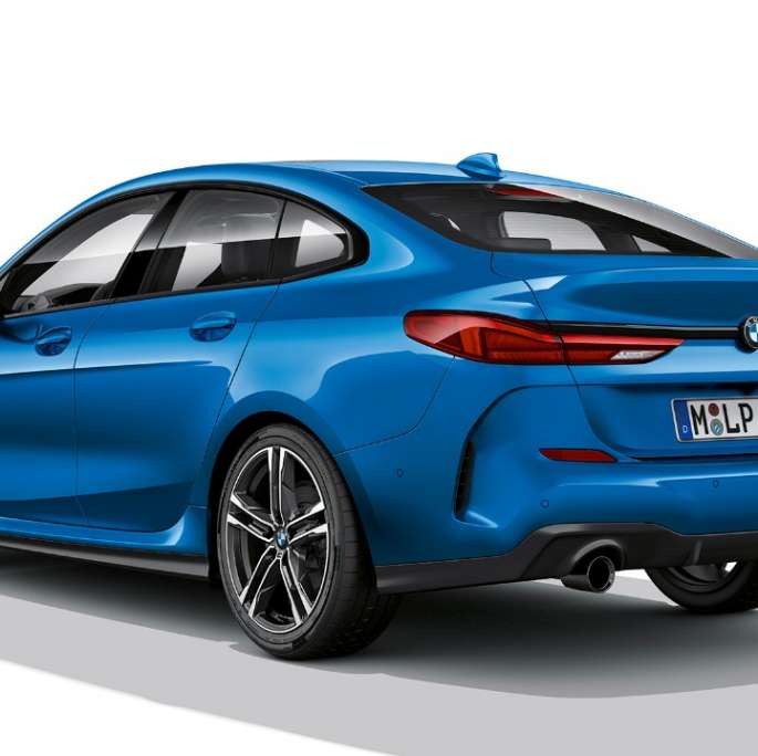 Shadow Line brilhante da linha BMW Individual, BMW Série 2 Gran Coupé, Modelo M Sport em azul Misano metálico, F44, visão lateral de três quartos