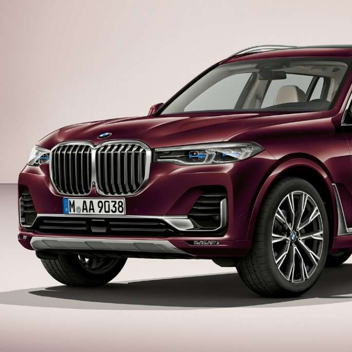 BMW X7, Pacote M Sport Foto de estúdio do BMW X7 em vista frontal a 45 graus, no pacote M Sport